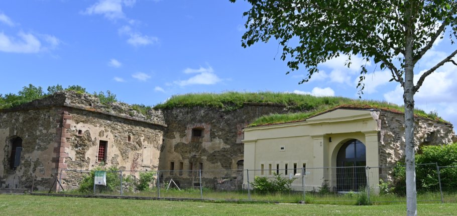 Der Platz vor dem Torhaus wird als neuer Stadtteilmittelpunkt ausgebaut. Voraussetzung dafür ist die Freilegung eines angrenzenden Abschnitts des ehemaligen Grabens, um den Druck auf das Reduit zu reduzieren. Der Platz vor dem Torhaus wird als neuer Stadtteilmittelpunkt ausgebaut. Voraussetzung dafür ist die Freilegung eines angrenzenden Abschnitts des ehemaligen Grabens, um den Druck auf das Reduit zu reduzieren.