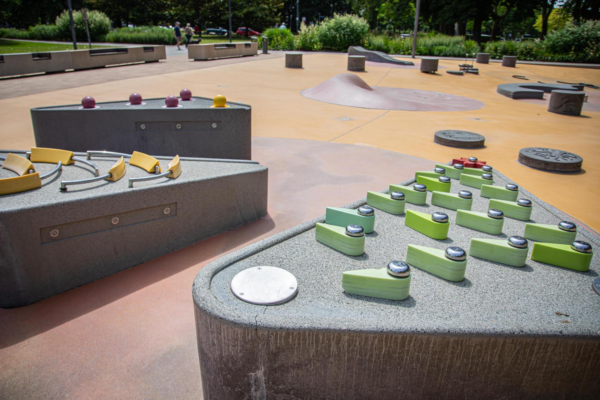 Spielgeräte stehen auf einem Wasserspielplatz, ohne, dass Wasser fließt. Spielgeräte stehen auf einem Wasserspielplatz, ohne, dass Wasser fließt.