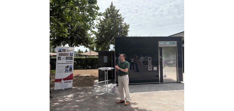 Baudezernent Prof. Dr. Andreas Lukas bei seiner Ansprache zur offiziellen Eröffnung der Toilettenanlage Baudezernent Prof. Dr. Andreas Lukas bei seiner Ansprache zur offiziellen Eröffnung der Toilettenanlage