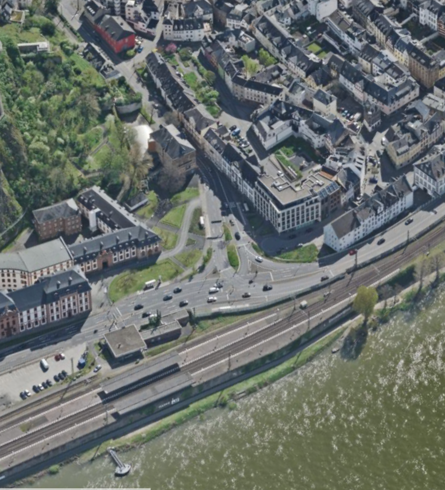 Ein Luftbild eines Bahnhofs an einem Fluss.