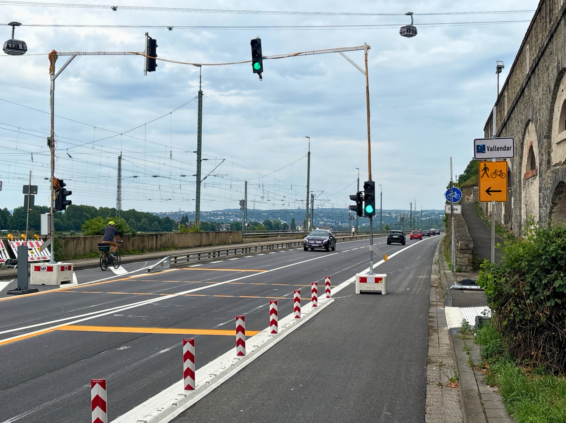Eine provisorische Ampelanlage steht an einer Straße.