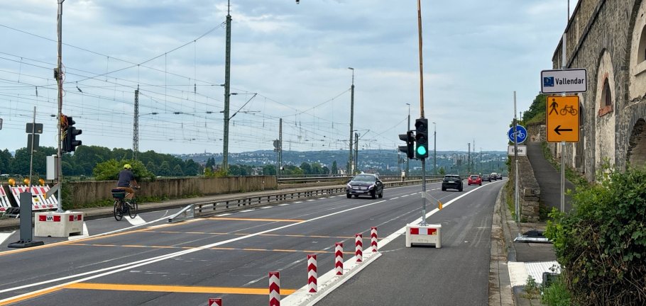 Eine provisorische Ampelanlage steht an einer Straße.