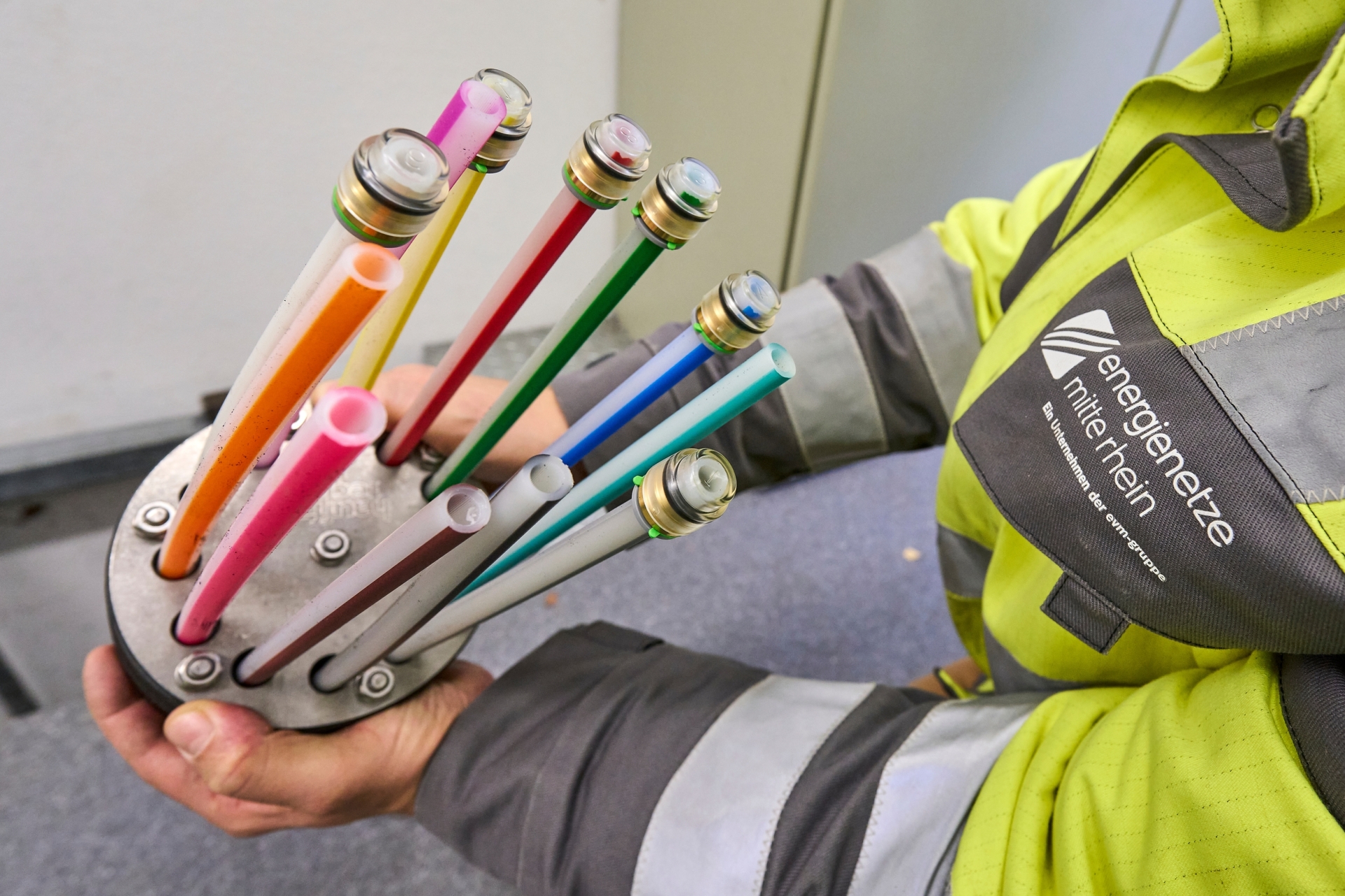 Kabel 4.plus / Schreitbagger Modernisierung der Fernmeldeinfrastruktur des Stromnetzes der evm-Gruppe: Kupferleitungen werden nach und nach durch leistungsfähige Glasfasertechnik ersetzt. Im Koblenzer Stadtteil Moselweiß hat dazu ein neuer Bauabschnitt begonnen