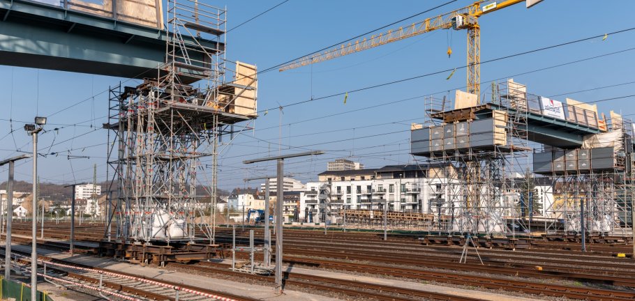 Die neue Geh- und Radwegbrücke soll künftig die Stadtteile Rauental und Goldgrube verbinden. Was jetzt noch fehlt, ist ein Name, dafür startet die Stadt Koblenz einen Namenswettbewerb, bei dem Bürgerinnen und Bürger eigene Vorschläge einreichen können. Die neue Geh- und Radwegbrücke soll künftig die Stadtteile Rauental und Goldgrube verbinden. Was jetzt noch fehlt, ist ein Name, dafür startet die Stadt Koblenz einen Namenswettbewerb, bei dem Bürgerinnen und Bürger eigene Vorschläge einreichen können.