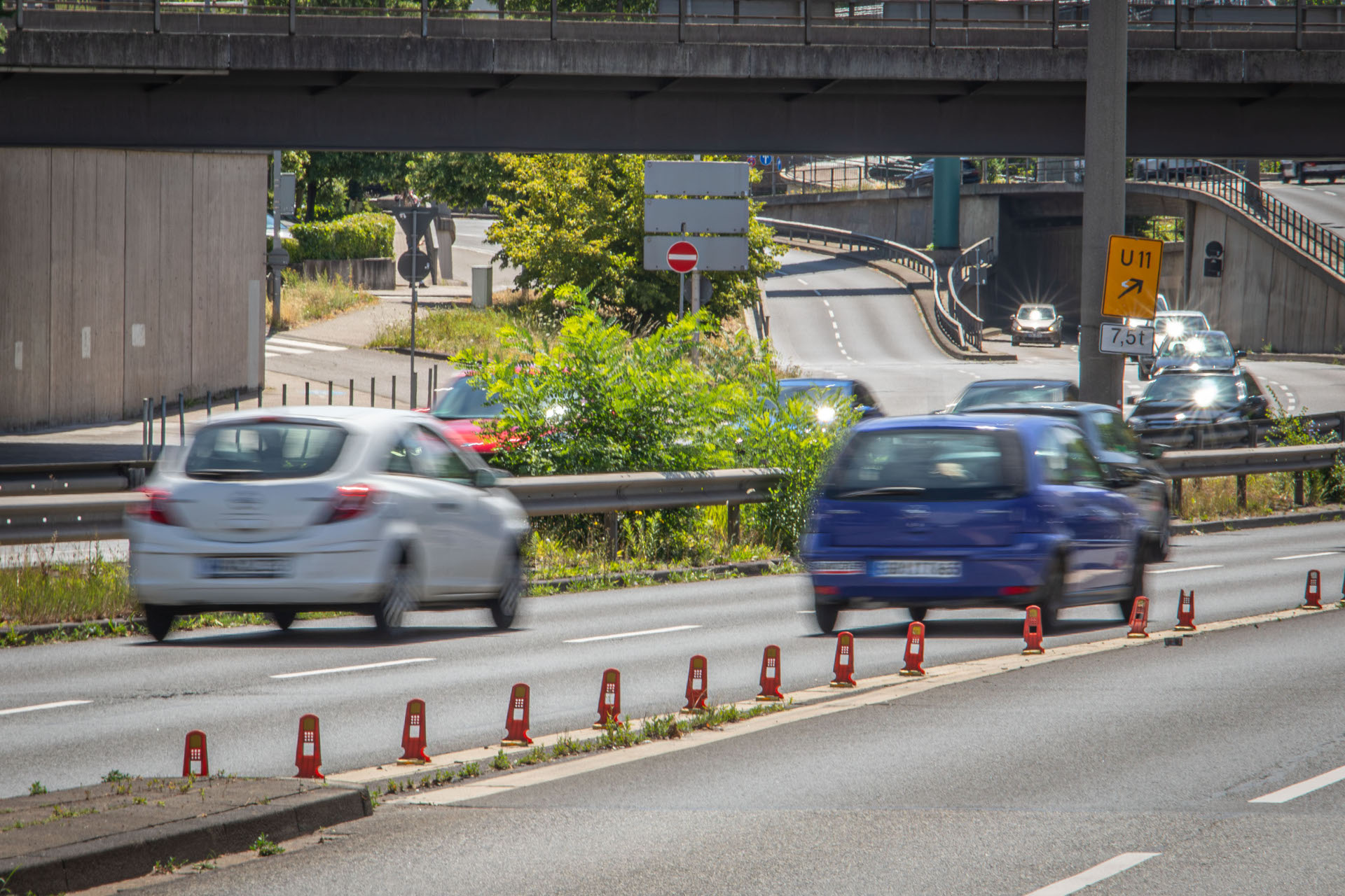Mehrere Autos fahren auf einer mehrspurigen Straße.