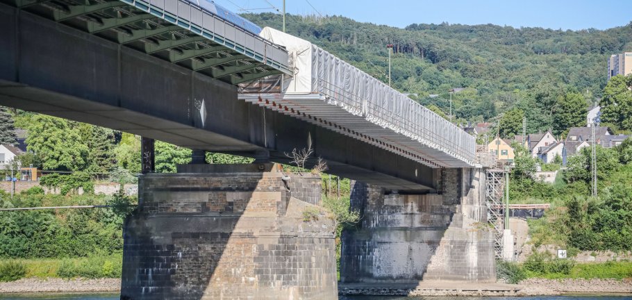 Eine Brücke führt über einen Fluss. Auf der Brücke ist eine Baustelle zu erkennen. Eine Brücke führt über einen Fluss. Auf der Brücke ist eine Baustelle zu erkennen.