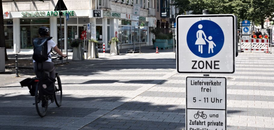 Ein Straßenschild kündigt eine Fußgängerzone an. Ein Straßenschild kündigt eine Fußgängerzone an.