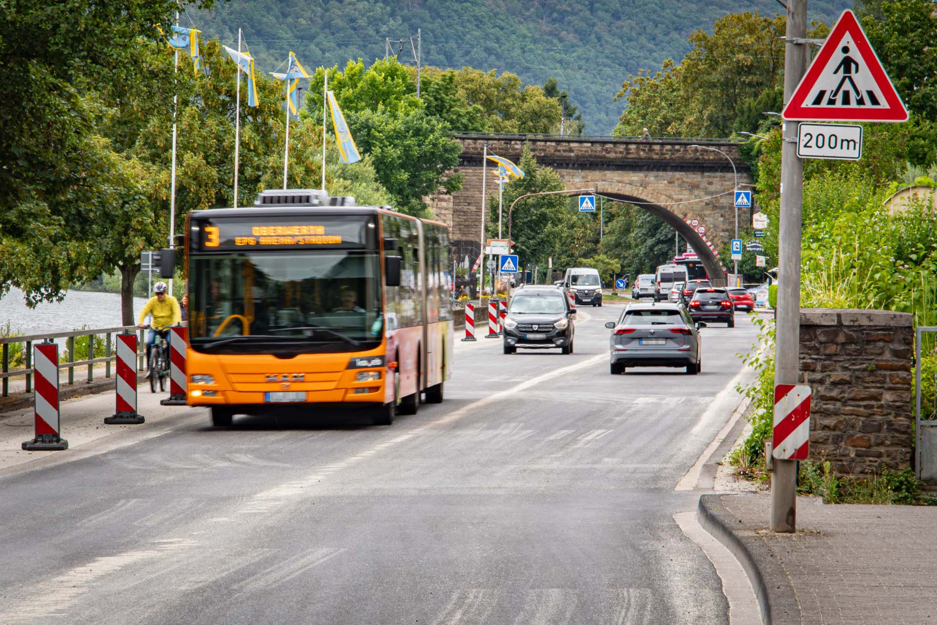 Ein Bus und Autos fahren auf einer Straße. Ein Bus und Autos fahren auf einer Straße.