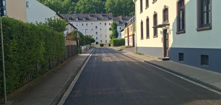 Straße vor Häusern Straße vor Häusern