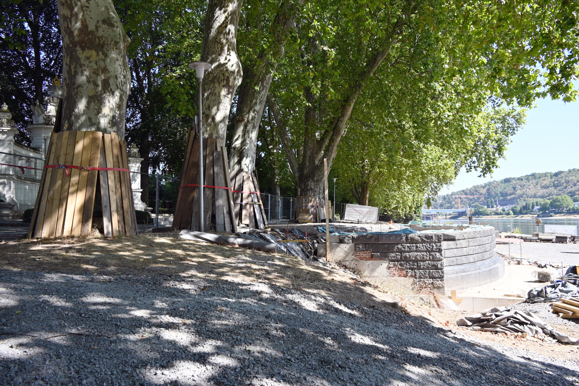 Der historische Balkon vor dem Kaiserin-Augusta-Denkmal nimmt an seinem neuen, rund zwei Meter in Richtung Rheinlache versetzten Standort bereits Gestalt an. Foto: Verena Groß / Stadt KoblenzDer historische Balkon vor dem Kaiserin-Augusta-Denkmal nimmt an seinem neuen, rund zwei Meter in Richtung Rheinlache versetzten Standort bereits Gestalt an. Foto: Verena Groß / Stadt Koblenz