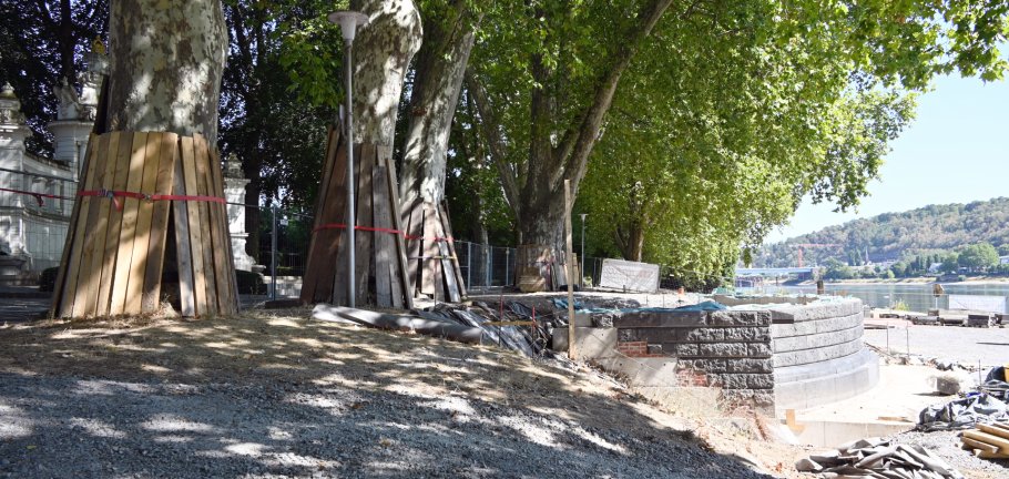 Der historische Balkon vor dem Kaiserin-Augusta-Denkmal nimmt an seinem neuen, rund zwei Meter in Richtung Rheinlache versetzten Standort bereits Gestalt an. Foto: Verena Groß / Stadt Koblenz Der historische Balkon vor dem Kaiserin-Augusta-Denkmal nimmt an seinem neuen, rund zwei Meter in Richtung Rheinlache versetzten Standort bereits Gestalt an. Foto: Verena Groß / Stadt KoblenzDer historische Balkon vor dem Kaiserin-Augusta-Denkmal nimmt an seinem neuen, rund zwei Meter in Richtung Rheinlache versetzten Standort bereits Gestalt an. Foto: Verena Groß / Stadt Koblenz