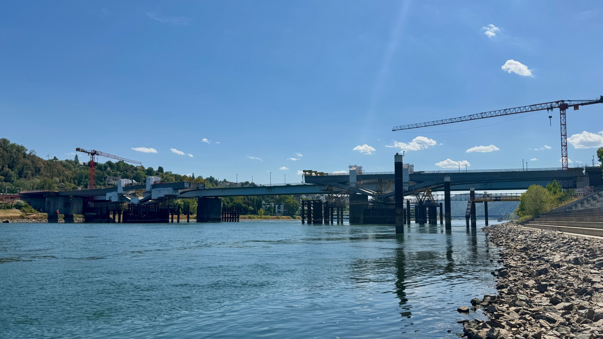 Die Pfaffendorfer Brücke noch ohne die mittleren Stahlbauteile, die die Stahlkonstruktion vervollständigen wird. Foto: Felix Gras/ Stadt Koblenz