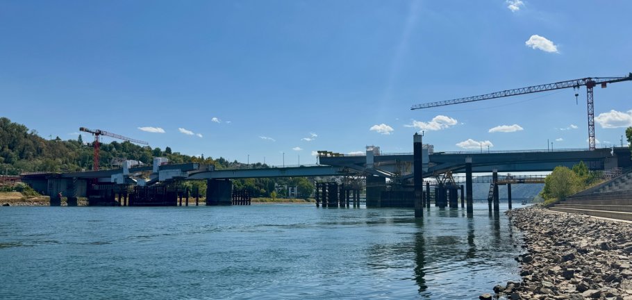 Die Pfaffendorfer Brücke noch ohne die mittleren Stahlbauteile, die die Stahlkonstruktion vervollständigen wird. Foto: Felix Gras/ Stadt Koblenz