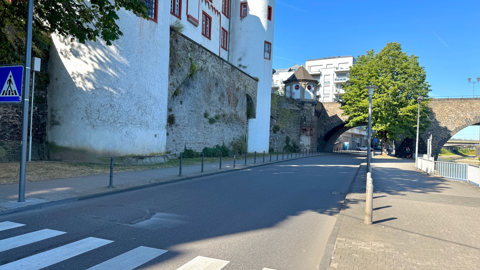 Die Straße am Peter-Altmeier-Ufer auf Höhe der alten Burg, muss wegen Kranarbeiten vollgesperrt werden. 