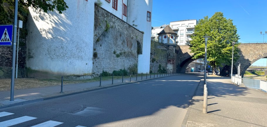 Die Straße am Peter-Altmeier-Ufer auf Höhe der alten Burg, muss wegen Kranarbeiten vollgesperrt werden. Die Straße am Peter-Altmeier-Ufer auf Höhe der alten Burg, muss wegen Kranarbeiten vollgesperrt werden.