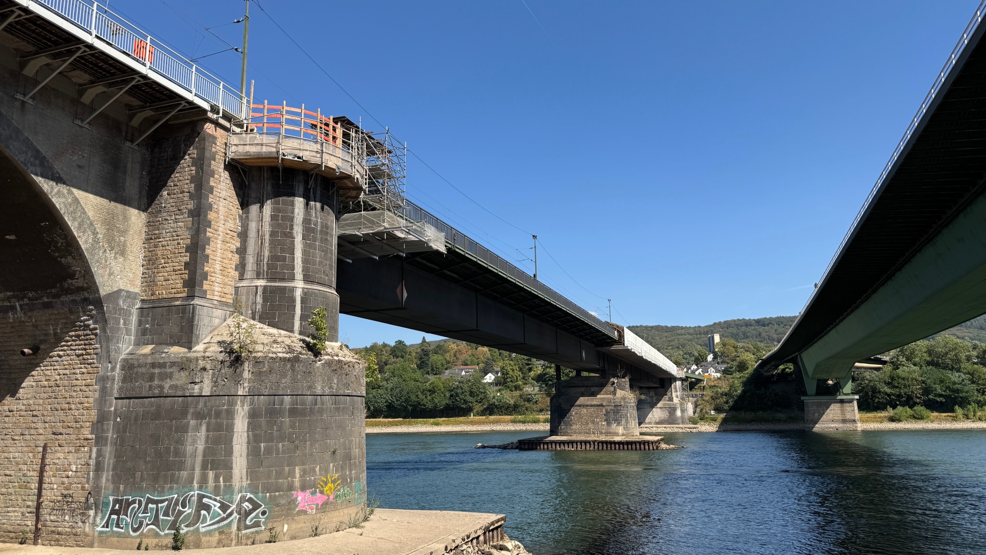 Die Horchheimer Eisenbahnbrücke mit den drei eingehobenen Stahlbauteilen. Foto: Felix Gras/ Stadt Koblenz