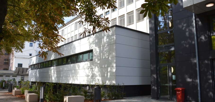 Außenansicht des fertiggestellten Umkleidetrakts an der Sporthalle des Hilda-Gymnasiums. Außenansicht des fertiggestellten Umkleidetrakts an der Sporthalle des Hilda-Gymnasiums.