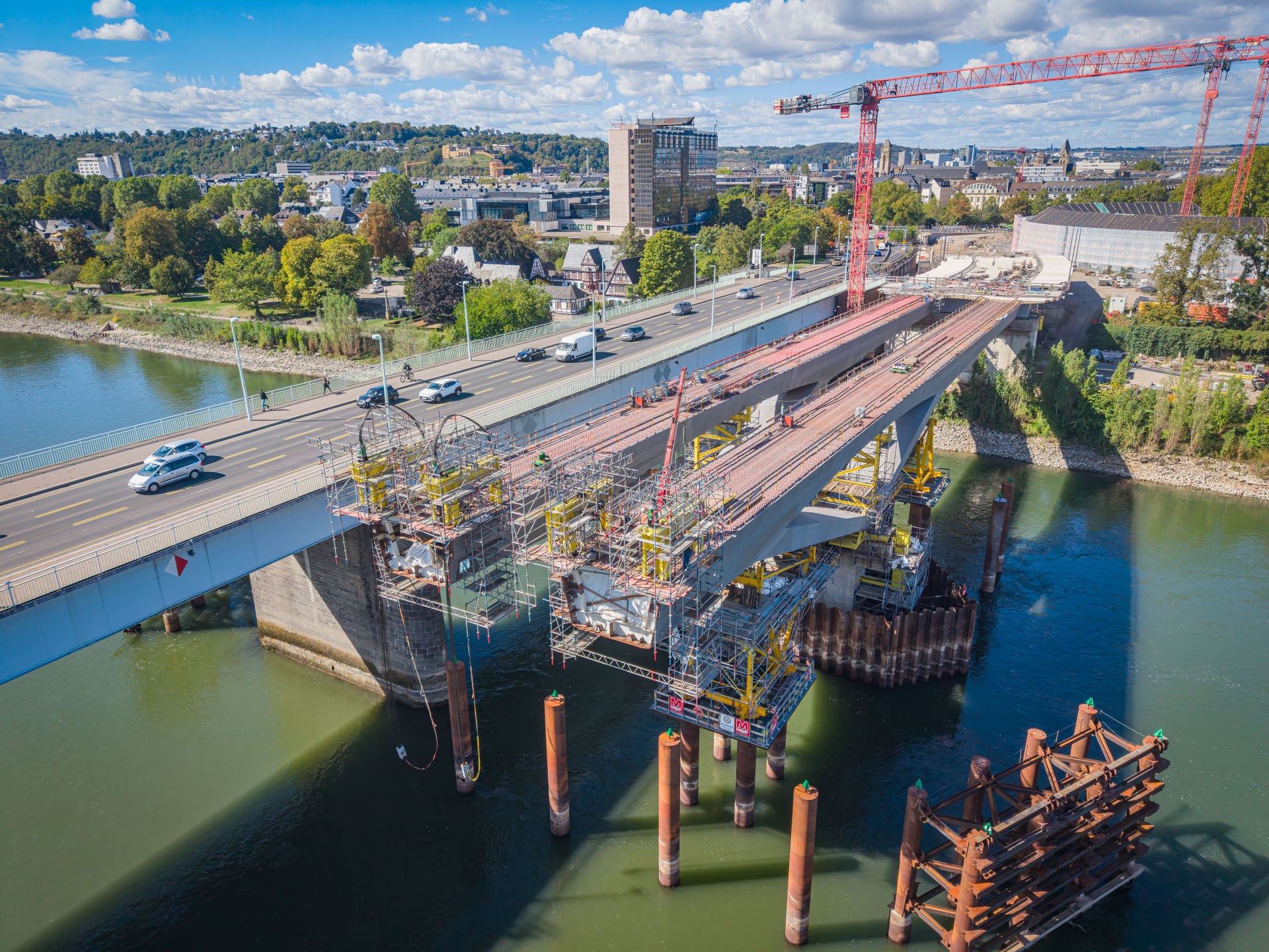 Auf der Baustelle der Pfaffendorfer Brücke verzögert sich der Einhub der Mittelfelder durch den niedrigen Stand des Rheins um voraussichtlich vier Wochen.