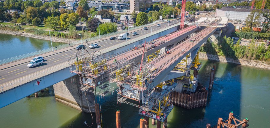 Auf der Baustelle der Pfaffendorfer Brücke verzögert sich der Einhub der Mittelfelder durch den niedrigen Stand des Rheins um voraussichtlich vier Wochen.