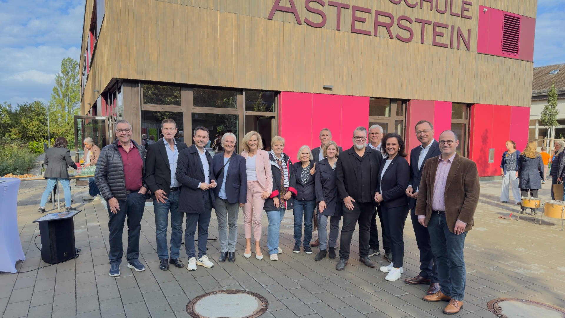 Oberbürgermeister David Langner (3.von links), Schulleiter Martin Lohmer (7. von rechts), Bildungsministerin Dr. Ute Eiling-Hütig und Bildungs- und Kulturdezernent Ingo Schneider (1.von rechts) mit Vertretern aus Politik und Gesellschaft bei der Schlüsselübergabe an der Grundschule Asterstein