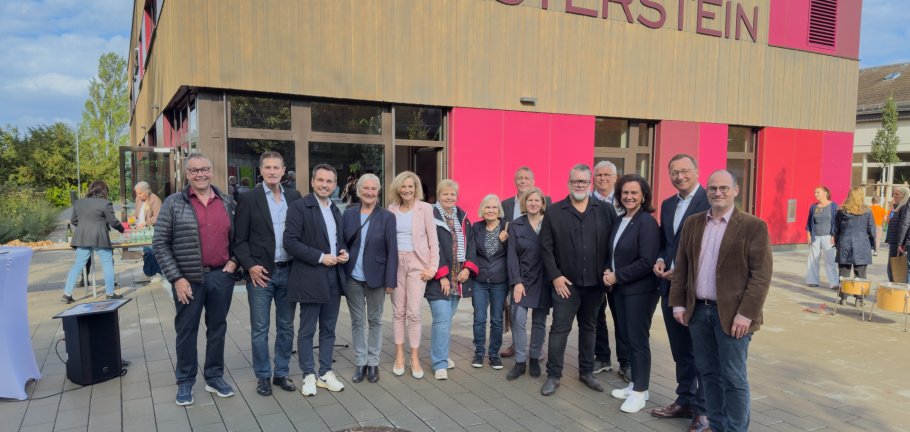 Oberbürgermeister David Langner (3.von links), Schulleiter Martin Lohmer (7. von rechts), Bildungsministerin Dr. Ute Eiling-Hütig und Bildungs- und Kulturdezernent Ingo Schneider (1.von rechts) mit Vertretern aus Politik und Gesellschaft bei der Schlüsselübergabe an der Grundschule Asterstein