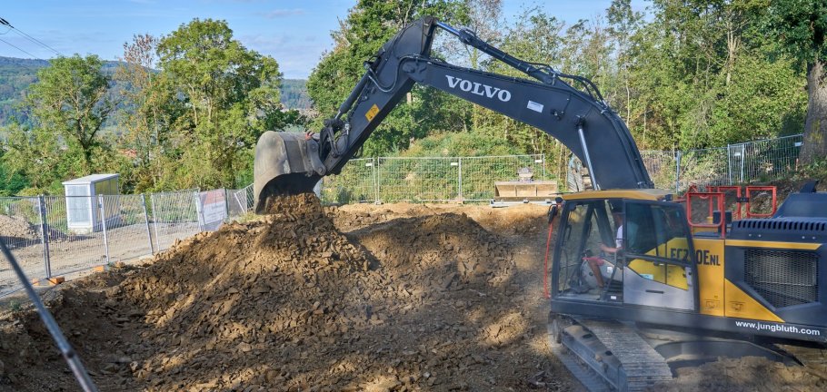 Der neue Hochbehälter wird künftig ein Speichervolumen von 1200 Kubikmetern Trinkwasser bieten und dazu beitragen, Versorgungsspitzen zuverlässig abzufangen und die Versorgungssicherheit in der Region weiter zu erhöhen. Der neue Hochbehälter wird künftig ein Speichervolumen von 1200 Kubikmetern Trinkwasser bieten und dazu beitragen, Versorgungsspitzen zuverlässig abzufangen und die Versorgungssicherheit in der Region weiter zu erhöhen.