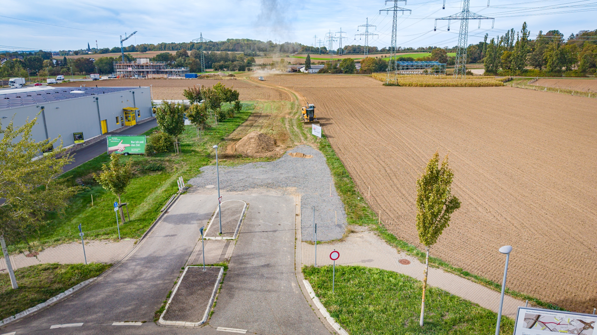 Die Ortskernentlastung soll das Verkehrsaufkommen in Bubenheim halbieren. Auf dem Bild ist ein großes Feld zu sehen, auf dem die neue Ortskernentlastung gebaut wird