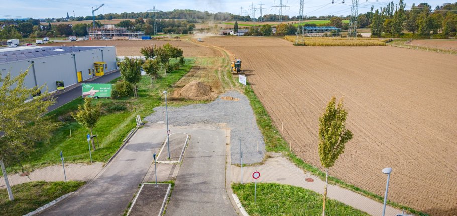 Die Ortskernentlastung soll das Verkehrsaufkommen in Bubenheim halbieren. Auf dem Bild ist ein großes Feld zu sehen, auf dem die neue Ortskernentlastung gebaut wird