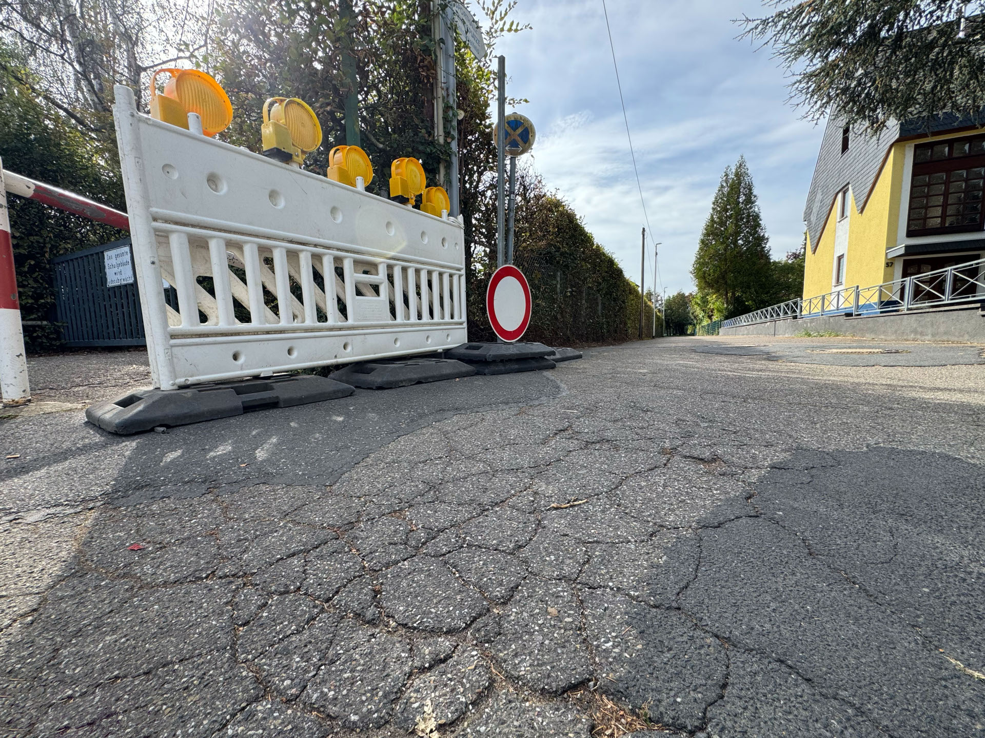 Eine Absperrung steht am Straßenrand. Eine Absperrung steht am Straßenrand.