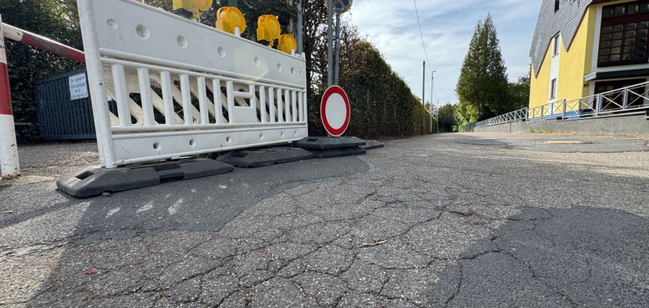 Eine Absperrung steht am Straßenrand.