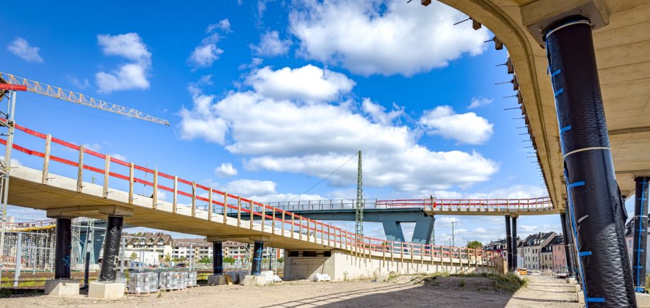 Die Geh- und Radwegbrücke zwischen Rauental und Goldgrube hat nun ihre volle Länge von 444 Metern.
