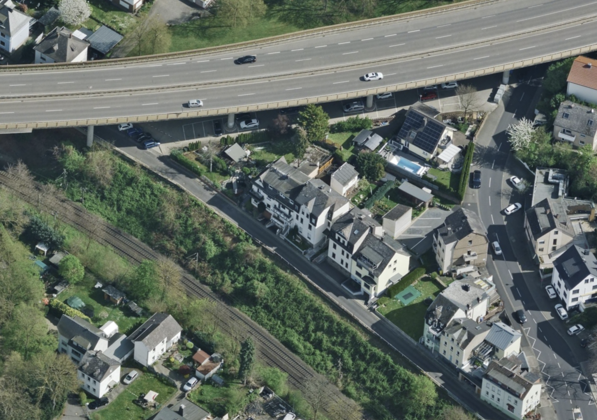 Die Mendelssohnstraße wird wegen Kranarbeiten voll gesperrt.