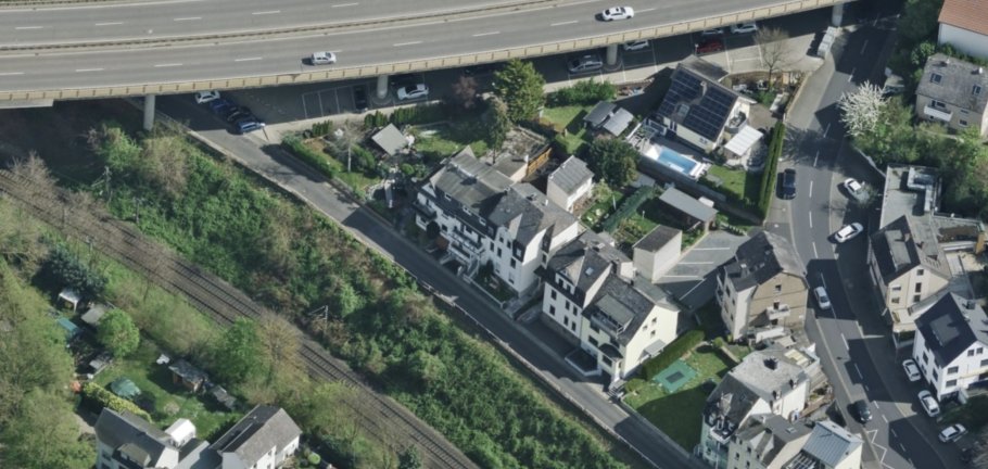 Die Mendelssohnstraße wird wegen Kranarbeiten voll gesperrt. Die Mendelssohnstraße wird wegen Kranarbeiten voll gesperrt.