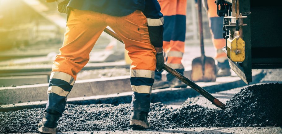 Im Kammertsweg wird die Straßendecke erneuert.