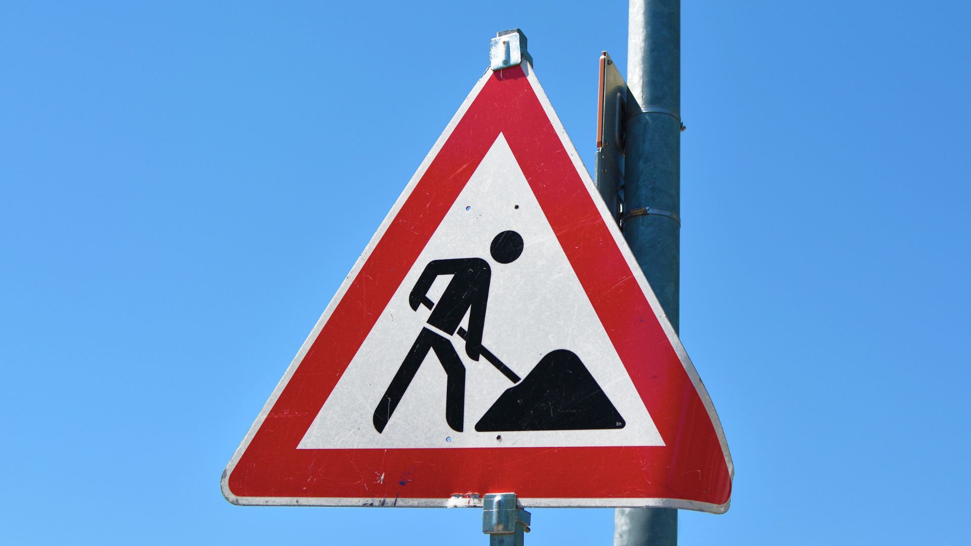 Die Stützwand in der Straße "Kniebreche" muss saniert werden. Deshalb wird die Straße für rund drei Monate gesperrt. Die Stützwand in der Straße "Kniebreche" muss saniert werden. Deshalb wird die Straße für rund drei Monate gesperrt.