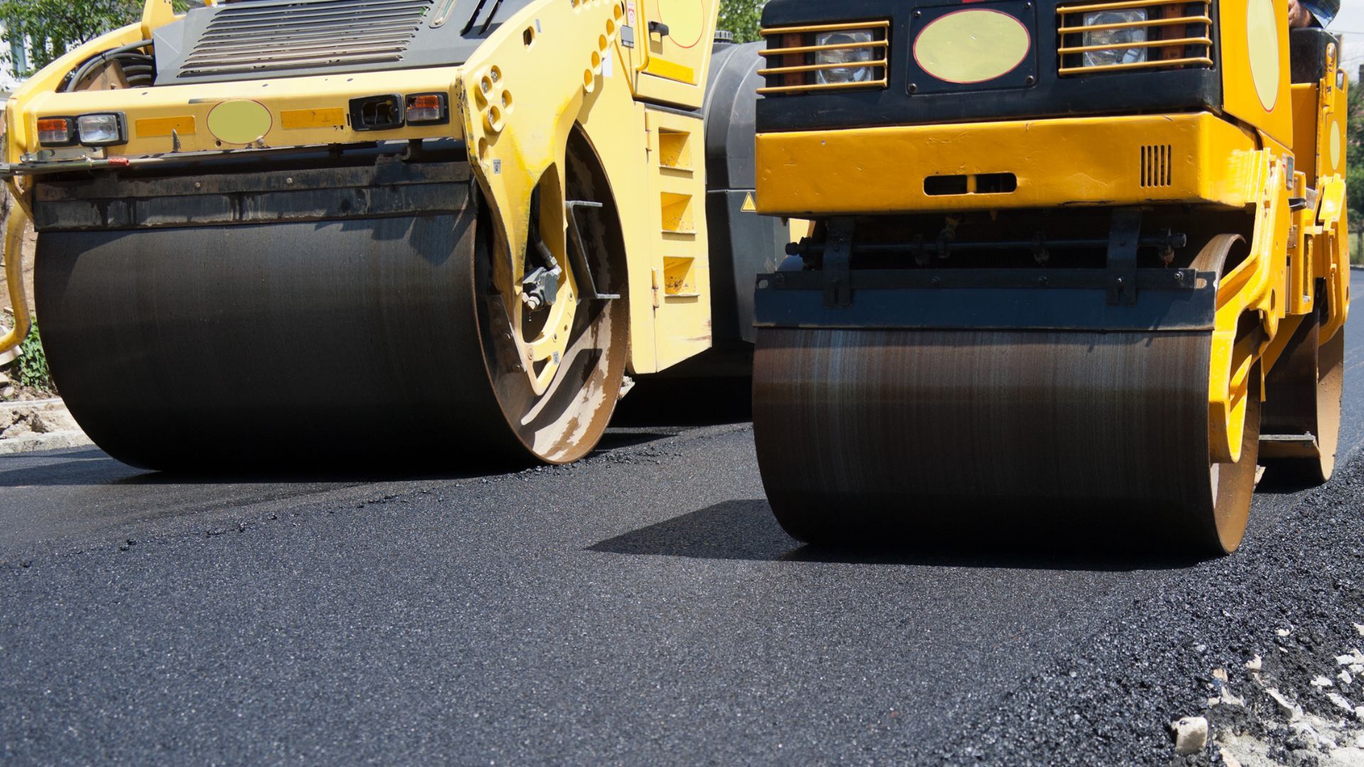 In der Ernst-Sachs-Straße wird der Asphalt erneuert. In der Ernst-Sachs-Straße wird der Asphalt erneuert.