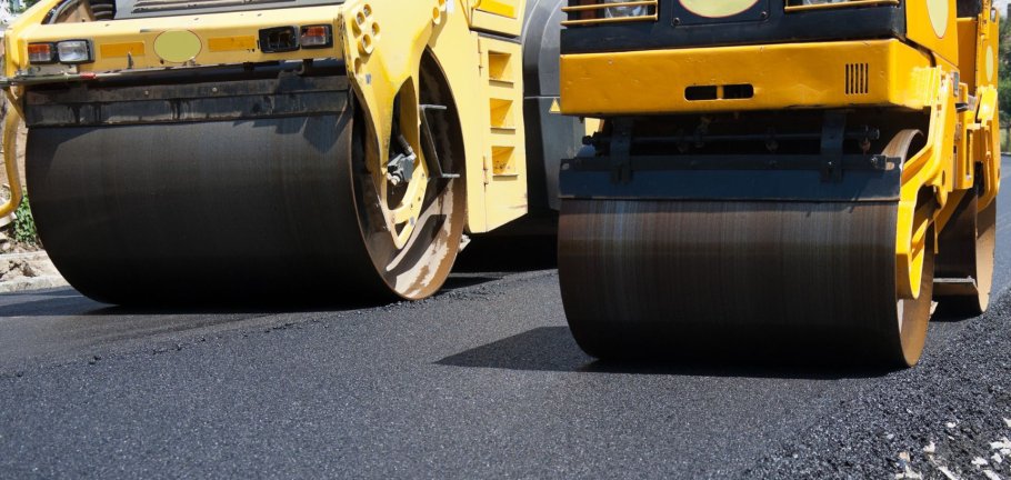 In der Ernst-Sachs-Straße wird der Asphalt erneuert. In der Ernst-Sachs-Straße wird der Asphalt erneuert.