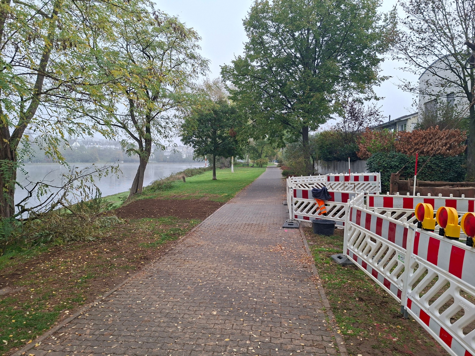 Ein Fußweg führt entlang von einem Fluss. Ein Fußweg führt entlang von einem Fluss.