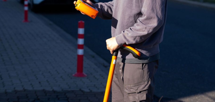 Zeigt ein Geräuschlogger eine Auffälligkeit an, fahren die Kollegen zum betroffenen Bereich und lokalisieren die genaue Stelle mit dem Aquaphon. Zeigt ein Geräuschlogger eine Auffälligkeit an, fahren die Kollegen zum betroffenen Bereich und lokalisieren die genaue Stelle mit dem Aquaphon.