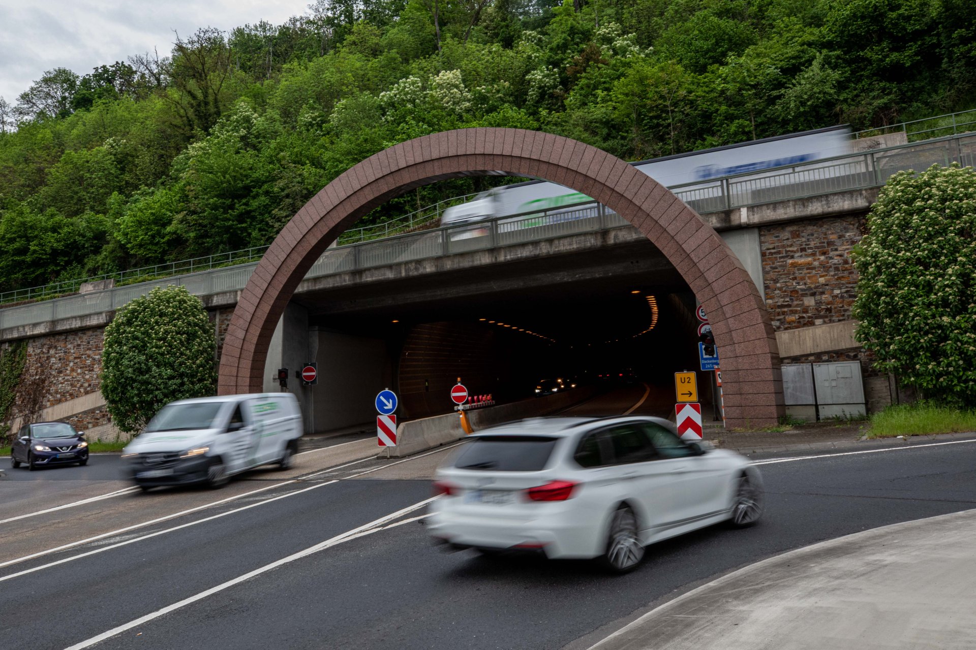 Im Glockenbergtunnel werden wieder die jährlichen Reinigungsarbeiten durchgeführt.