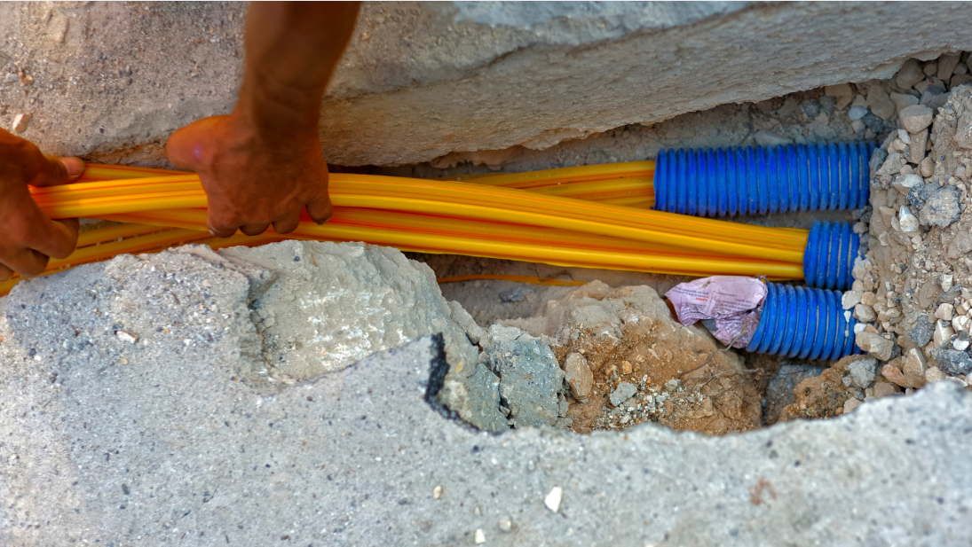In vier Bauabschnitten werden in Arzheim Glasfaser- und Stromkabel verlegt.