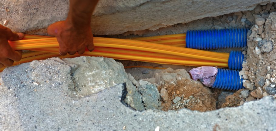 In vier Bauabschnitten werden in Arzheim Glasfaser- und Stromkabel verlegt. In vier Bauabschnitten werden in Arzheim Glasfaser- und Stromkabel verlegt.
