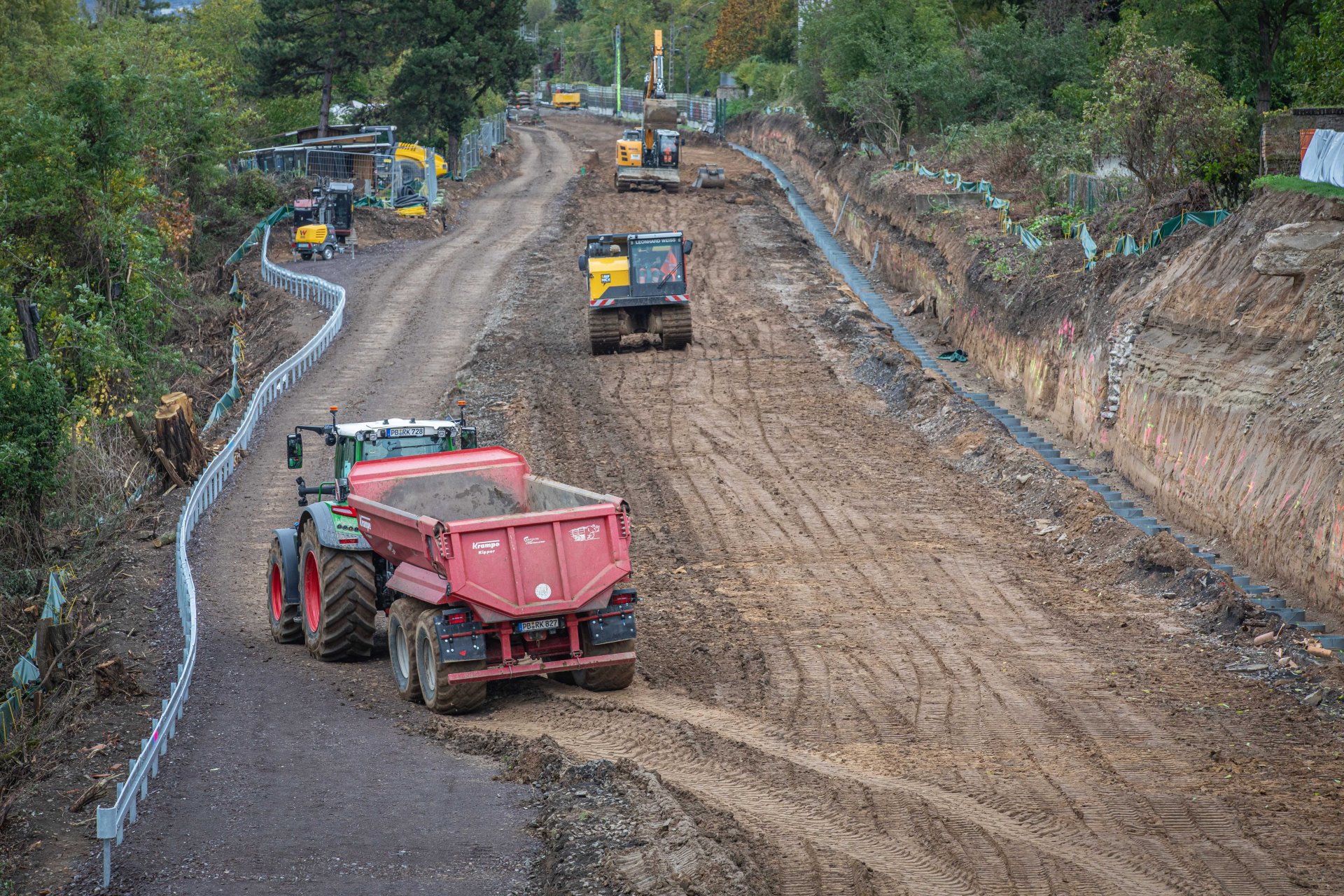 Baufahrzeuge fahren über eine Baustelle. Baufahrzeuge fahren über eine Baustelle.
