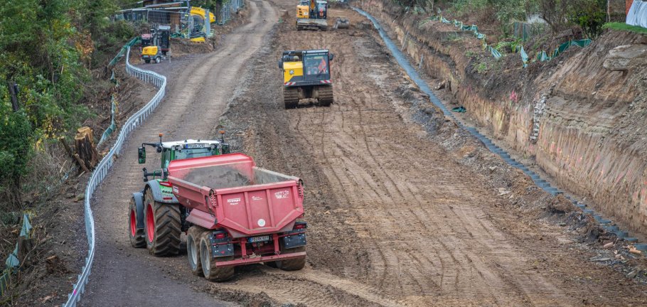 Baufahrzeuge fahren über eine Baustelle. Baufahrzeuge fahren über eine Baustelle.