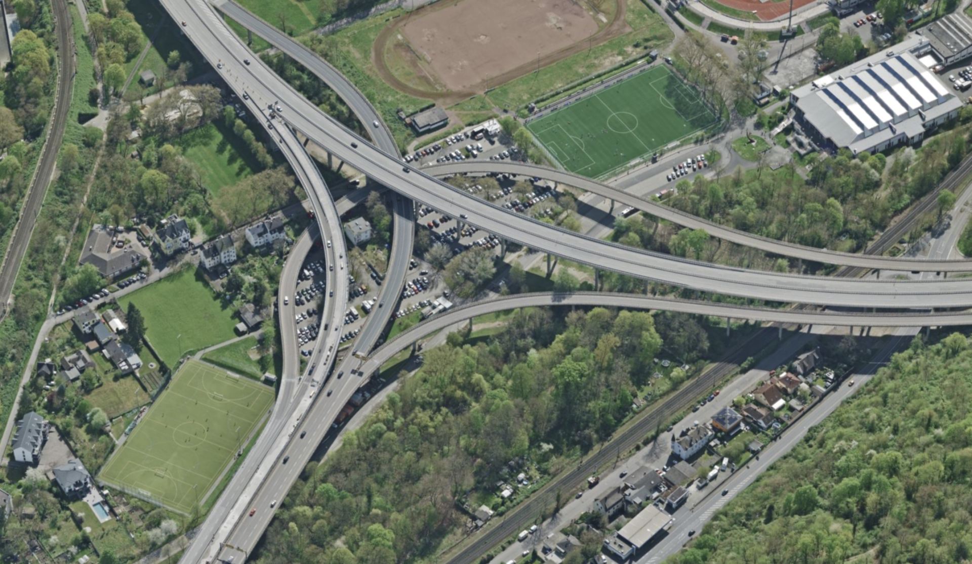 Auf der Südbrücke stehen Asphaltarbeiten an. Auf der Südbrücke stehen Asphaltarbeiten an.